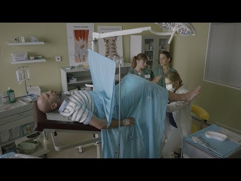 SESTRIČKY - Skončil dole bez a s roztiahnutými nohami. Šokuje vás, čo tam má