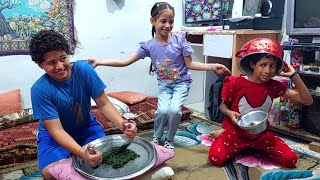 بنت تجعل اخوها الصغير يغسل المواعين والكبير يخرط الملوخيه والسبب صدمه للجميع 🤣🤣 قلب الديب