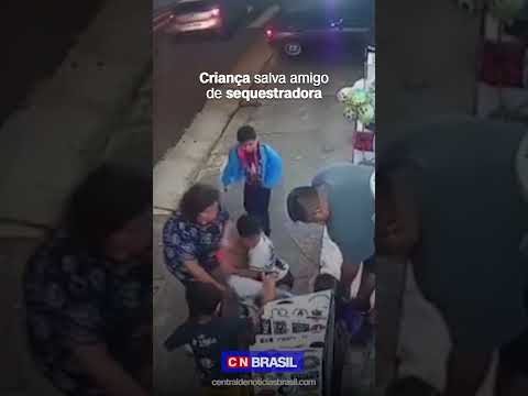 Uma criança tenta salvar seu amigo após perceber que ele estava em apuros!