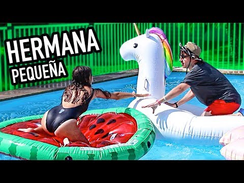 RETOS vs HERMANA PEQUEÑA en la PISCINA!! COMPETICIÓN de HERMANOS en el AGUA!!