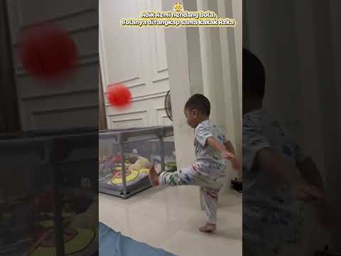 Adik Azmi nendang bola, bolanya ditangkap sama kakak Azka #cutebaby #funny #shorts