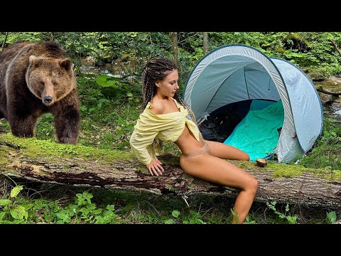 Solo camping in the forest with wild bears😱 Young girl sleeping in a tent next to a den🐻