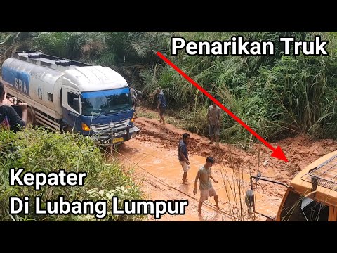 Truk Kepater Di Lubang Lumpur