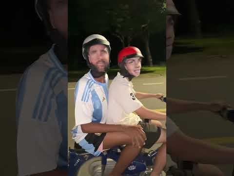 Oh messi 🤣 chở ronaldo đi đâu vậy