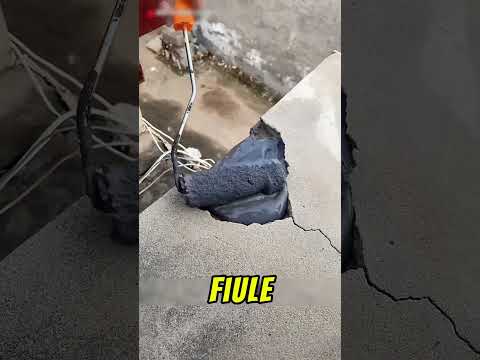 Tata A Scos Podeaua Ca Sa O Repare, Dar Ce Se Intampla A Fost Socant 😳