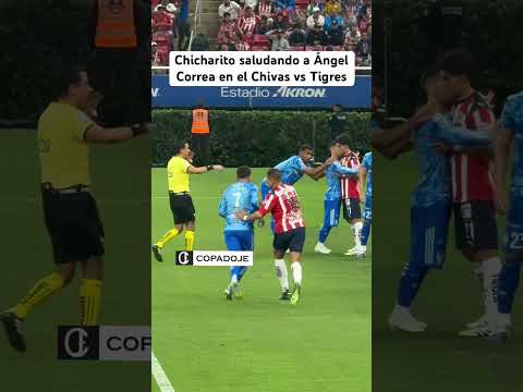 Javier el Chicharito Hernández saludando a Ángel Correa en el Chivas vs Tigres en México