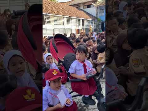 Masyallah meskipun zehan paling mungil tapi zehan udh hafal ya lagu disekolah SD nya 🥰