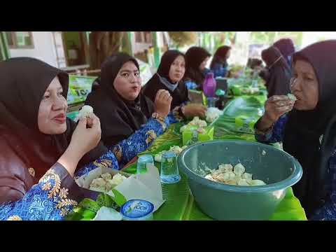 Makan Tolam Durian dlam Rangka Merajut Kebersamaan