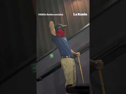 ¡El empleado del mes! Trabajador de un cine 'se convierte' en Deadpool al terminar la película