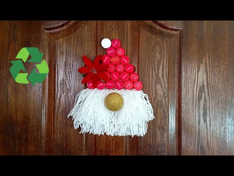 hacer decoracion de navidad reciclada usando tapas de plastico y lana un santa para la puerta