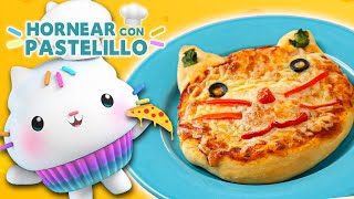 ¡La fiesta de pizza de Pastelillo! 🍕😻 Aprende a hacer pizzas gatunas | HORNEAR CON PASTELILLO