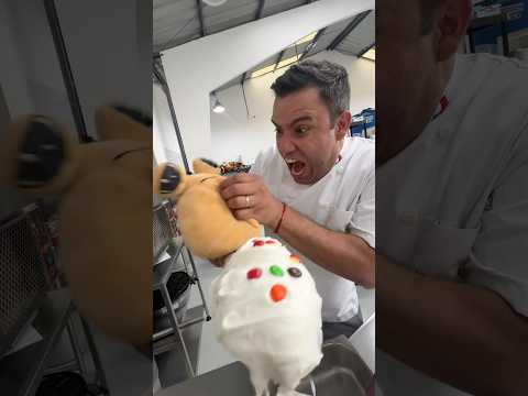 Besaron a Pou haciendo un helado