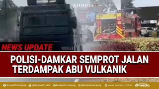 Polisi & Damkar Bersihkan Abu Vulkanik Anak Krakatau dari Jalanan
