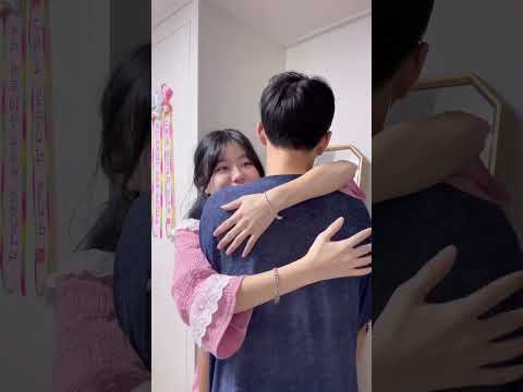 남동생을 갑자기 안았을 때 남동생의 반응 ㅋㅋㅋㅋ