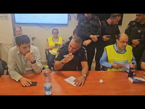 ממ"ז דרום ניצב חיים בובליל בחפ"ק המשטרתי בזירת הנפילה בבית חולים סורוקה