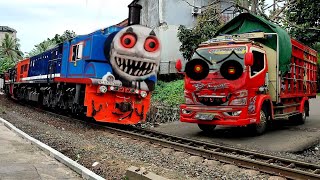 Kereta Api Panjang VS Truk Oleng Joget #keretaapi #trukoleng