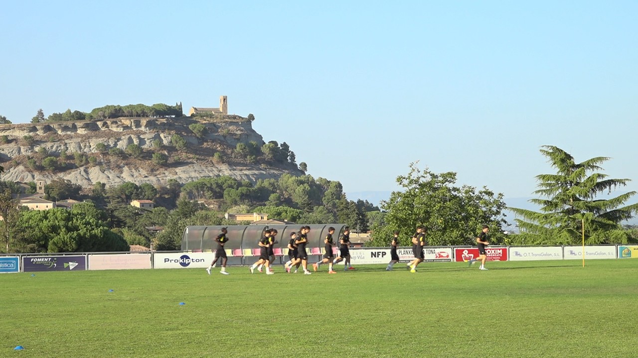Gairebé tots els jugadors disponibles del Tona per debutar en lliga a 3ª RFEF aquest dissabte