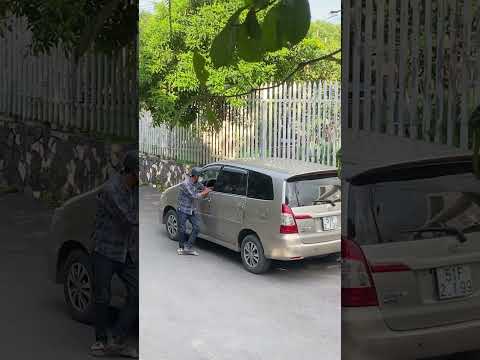 Nam thanh niên cẩn trọng hành động một cách rất tinh vi nhằm trộm cắp tài sản