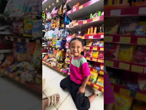 Si kerel gak berhenti beli jajan di alfamart gusy๐ญ #shortvideo #minivlog #anakdesa