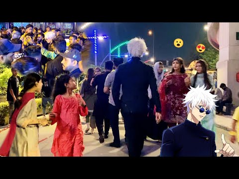 Gojo Satoru in Pakistan 😯 Caught Amazing Reactions and Crowd 😍