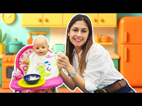 Bebek kaka mı yapmış? Ayşe, Baby Born bebeğine yulaflı muzlu püre yapıyor!