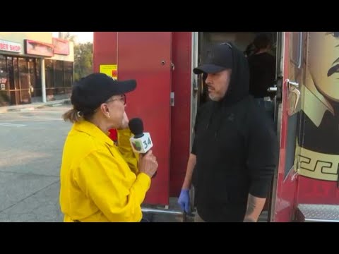 Taquero y su familia dan comida gratis a socorristas y afectados por incendios en Los Ángeles