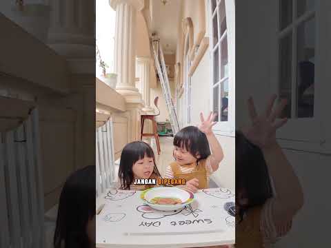 Anak kembar berbagi snack pisang #kembarlucu #anakkembar