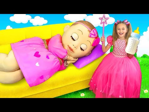 Sasha juega con una gran muñeca