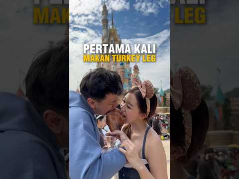 Makan Turkey Leg di Disneyland HK #shortvideo #shorts #shortsviral #viral #siblings #traveling #diet