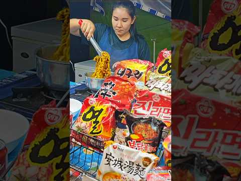 짜파게티는 못 참지? 전설의 태국 짜파게티 아줌마!! 시장에서 제일 잘나가는 1평 라면가게 Famous Korea Black Noodle shop in Thai #shorts