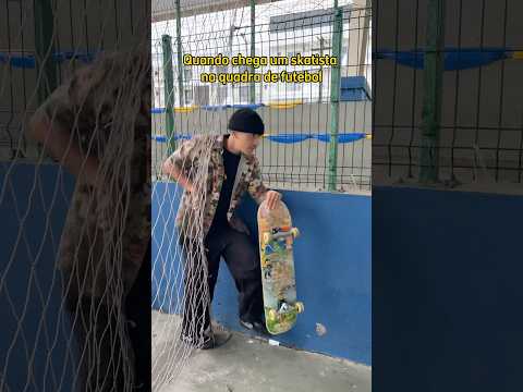 QUANDO CHEGA UM SKATISTA NA QUADRA DE FUTEBOL #shorts