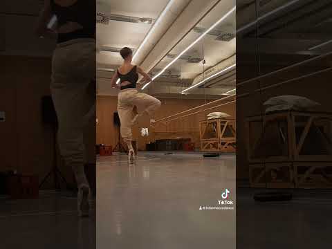 Let's see hoy many pirouettes I can do | Intermezzo Ambassadors Claudia Garcia #balletdancer