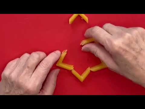 Una mujer hace una estrella preciosa usando macarrones #diy #navidad