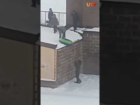 В Башкирии дети на тюбингах катались с крыши паркинга