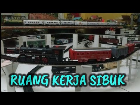 Suasana Ruang Kerja Miniatur Kereta Apiku saat live