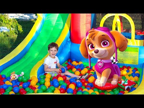 Тёма и детская площадка с игрушками Щенячий патруль играет в прятки