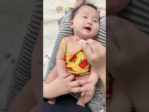 无老人，无月嫂，98年三胎妈妈独自规律带四月龄宝宝第22天，4月龄精致女生的日常，看看手