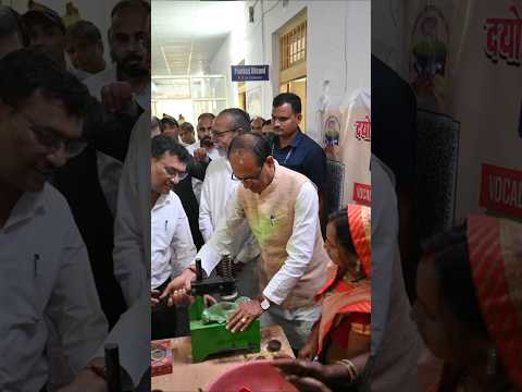 Vidisha की बहनें गोबर से स्वदेशी दीये बना रही हैं। आत्मनिर्भरता,संस्कृति और उजियारा फैलाएं।🌸🪔#Diwali