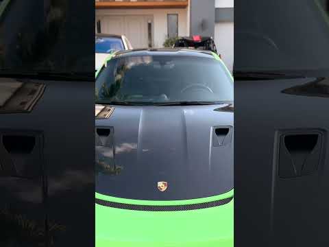 O ex dela tinha uma Porsche falsa