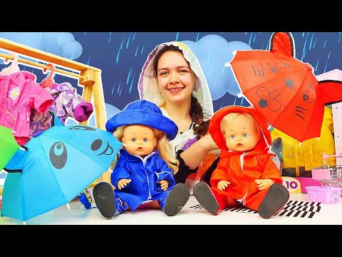 ☔👶 ¡Los bebés gemelos salen a pasear bajo la lluvia!
