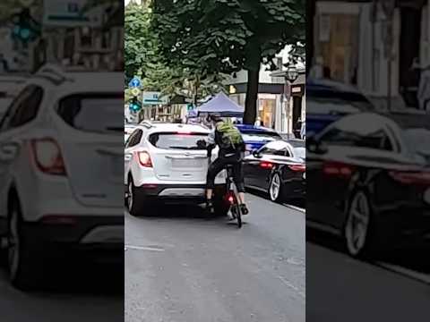 Crash ins Auto😱 #motovlog #supermoto #olli