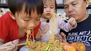 MUKBANG PERDANA, MIE GORENG LALAP WORTEL & CABE RAWIT 🤣💪 #mukbang #miegoreng