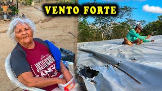 O TELHADO DA CASA DE LONA RASGOU - Bisavó tomou um susto KKK #sitio