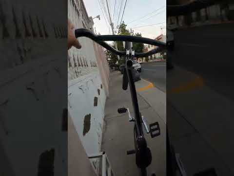 Las Bicicletas Invaden las Banquetas? 🤔😅 #bmx #shorts