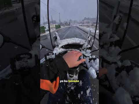 Bu havada sıcak gelir mi diyor 😂 #motovlog #meyupekici #shorts #motor #kuryelik #parakazanma #keşfet