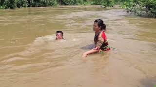 Harvesting Fish In Hole & Primitive Technology Survival Skills | Lý Thị Nhất