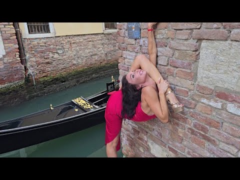 Venice's Contortion Queen: A Dazzling Display on the Canals