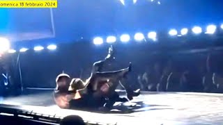 MADONNA CADE DURANTE IL CONCERTO A SEATTLE