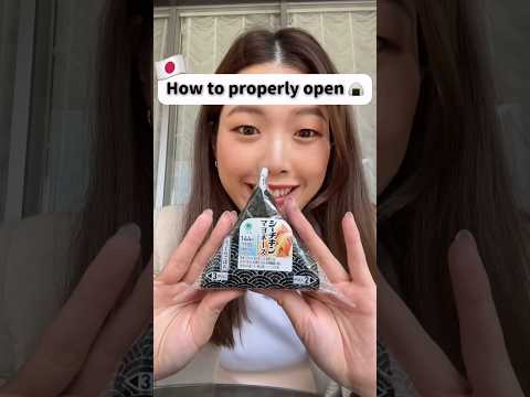 How to open an onigiri properly 🍙🇯🇵