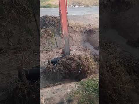 ต้องเอาเศษขยะขึ้นให้หมดน้ำจะได้ไหลสะดวกแล้ว #excavator #fishing #fish #food #fyp #shorts #short